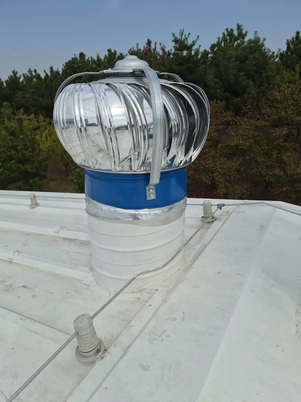 시흥 공장 지붕 위 지름 400mm 벤츄레이터 교체 시공 모습