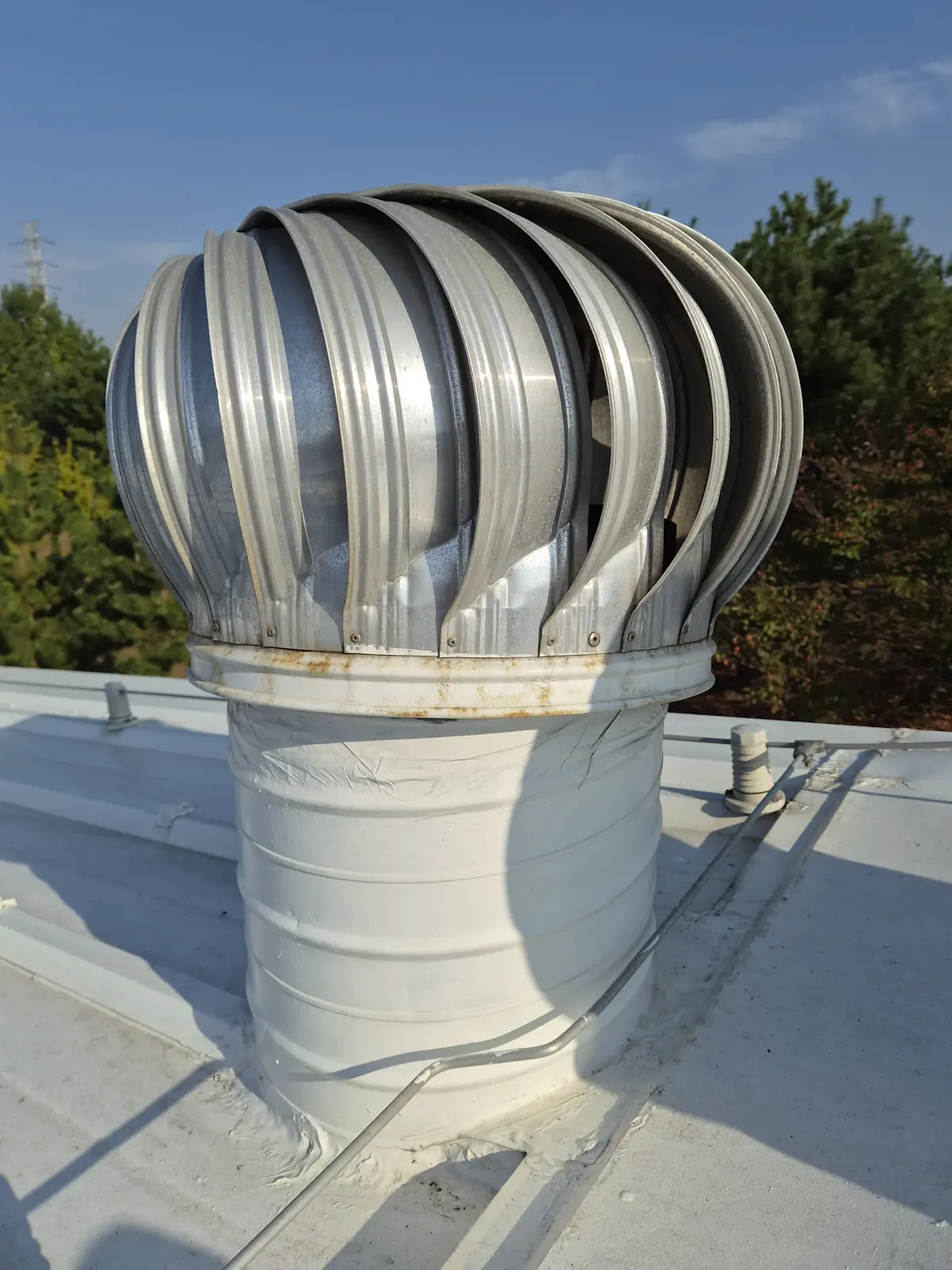 시흥 공장 흰색 지붕 위 지름 400mm 벤츄레이터 교체 전 모습